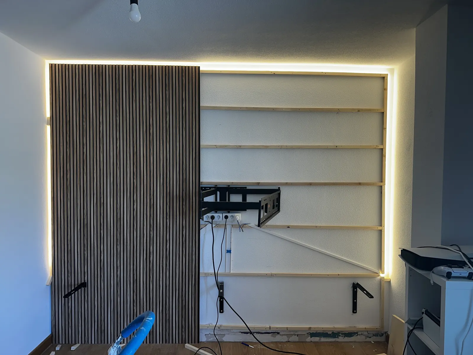 Palillería con iluminación LED y mueble de TV flotante — foto 2
