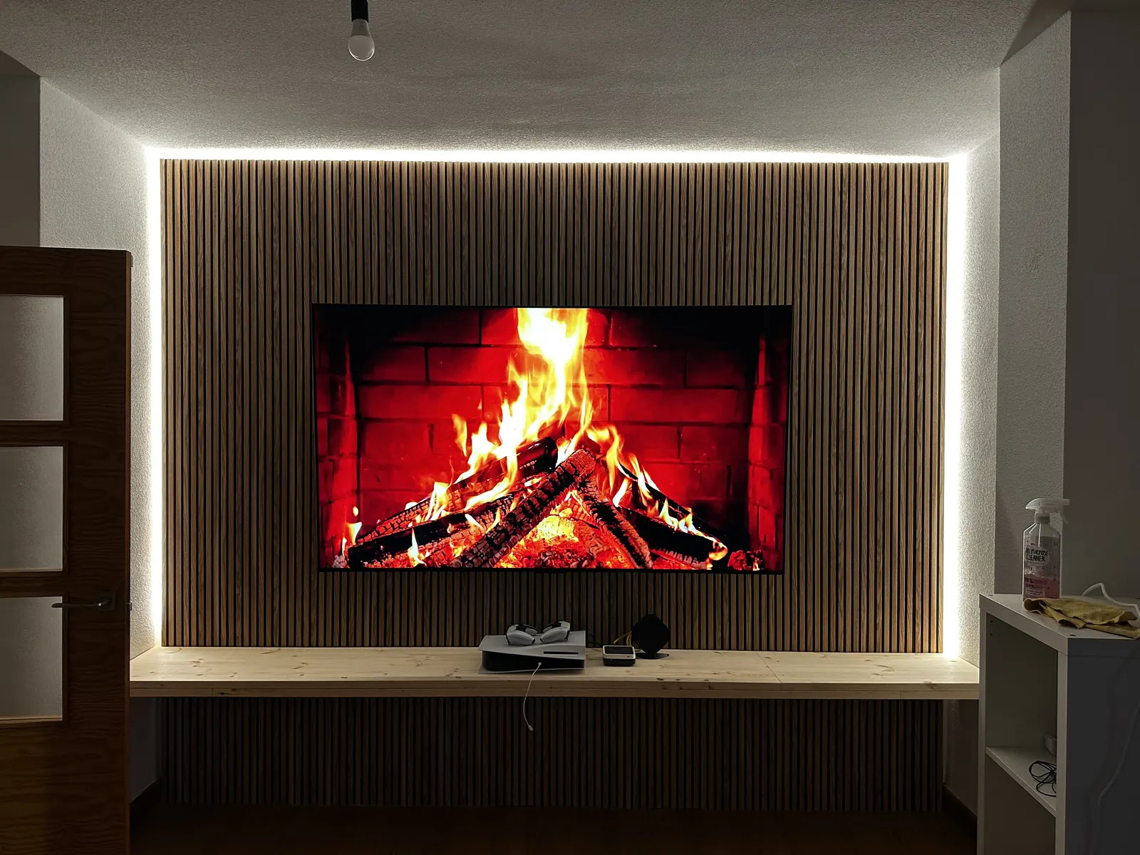 Palillería con iluminación LED y mueble de TV flotante — foto 3